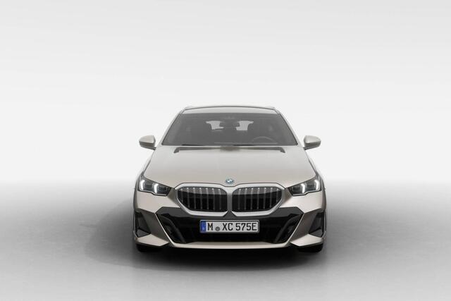 BMW 5-SERIE Touring 530e M Sport Edition | Travel Pack | Trekhaak met elektrisch wegklapbare kogel