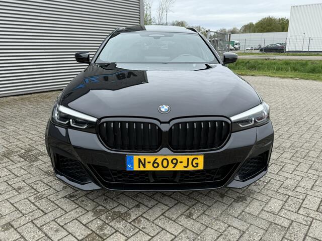 BMW 5-SERIE Touring 520d M Sport Panoramadak ACC LED 19 Inch Stuurverwarming Carplay Achteruitrijcamera Stuurverwarming