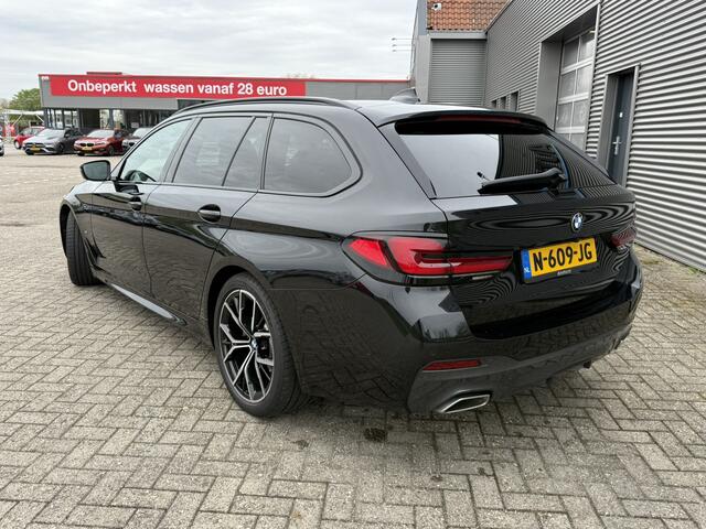 BMW 5-SERIE Touring 520d M Sport Panoramadak ACC LED 19 Inch Stuurverwarming Carplay Achteruitrijcamera Stuurverwarming