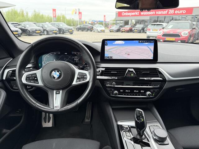BMW 5-SERIE Touring 520d M Sport Panoramadak ACC LED 19 Inch Stuurverwarming Carplay Achteruitrijcamera Stuurverwarming