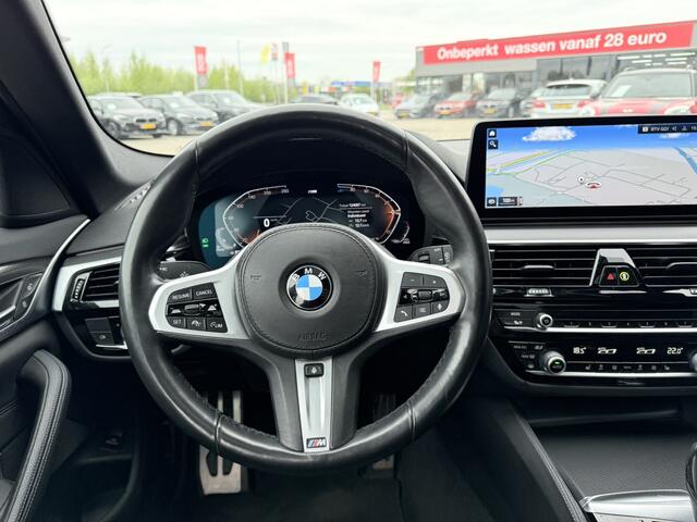 BMW 5-SERIE Touring 520d M Sport Panoramadak ACC LED 19 Inch Stuurverwarming Carplay Achteruitrijcamera Stuurverwarming