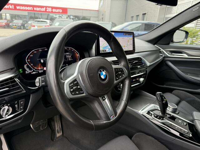 BMW 5-SERIE Touring 520d M Sport Panoramadak ACC LED 19 Inch Stuurverwarming Carplay Achteruitrijcamera Stuurverwarming