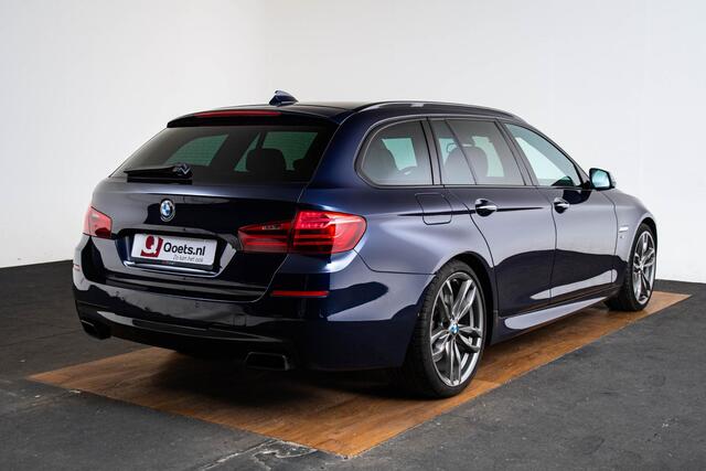 BMW 5-SERIE Touring M550xd M Sport - Comfort Access - Ambiance verlichting - PDC Voor/Achter - Driving Assistant - Elektrisch verstelbare/verwarmde stoelen - Head Up - Bang & Olufsen - Soft Close - Getinte Ruiten -