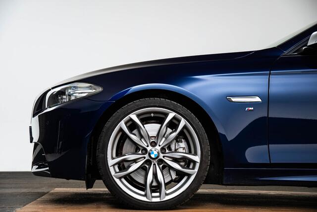 BMW 5-SERIE Touring M550xd M Sport - Comfort Access - Ambiance verlichting - PDC Voor/Achter - Driving Assistant - Elektrisch verstelbare/verwarmde stoelen - Head Up - Bang & Olufsen - Soft Close - Getinte Ruiten -