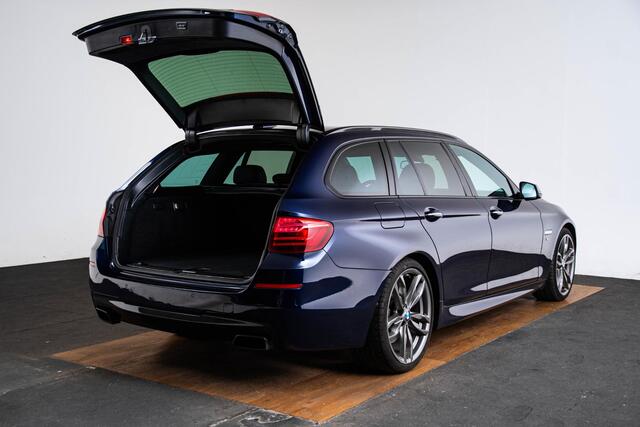 BMW 5-SERIE Touring M550xd M Sport - Comfort Access - Ambiance verlichting - PDC Voor/Achter - Driving Assistant - Elektrisch verstelbare/verwarmde stoelen - Head Up - Bang & Olufsen - Soft Close - Getinte Ruiten -