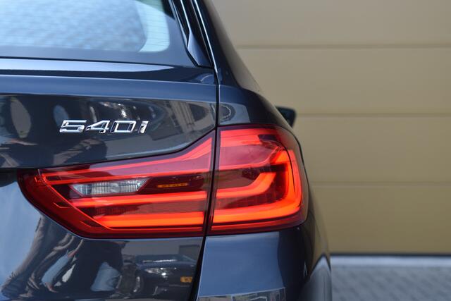 BMW 5-SERIE Touring 540i xDrive High Executive * Luxury line * Comfortstoelen * Apple CarPlay * Trekhaak * HiFI *