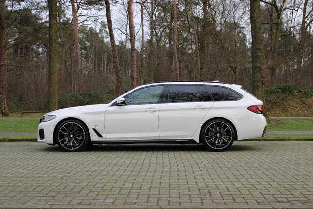 BMW 5-SERIE Touring 520i STAGE 1: 252pk, M-sportpakket, Keyless, Sportstoelen, Adaptieve LED koplampen, Achteruitrijcamera, Grootlichtassistent, Apple Carplay, HIFI, DAB, Driving Assistent, Live Cockpit Proffesional, Draadloos laden, etc.