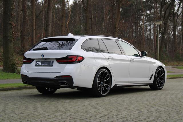 BMW 5-SERIE Touring 520i STAGE 1: 252pk, M-sportpakket, Keyless, Sportstoelen, Adaptieve LED koplampen, Achteruitrijcamera, Grootlichtassistent, Apple Carplay, HIFI, DAB, Driving Assistent, Live Cockpit Proffesional, Draadloos laden, etc.