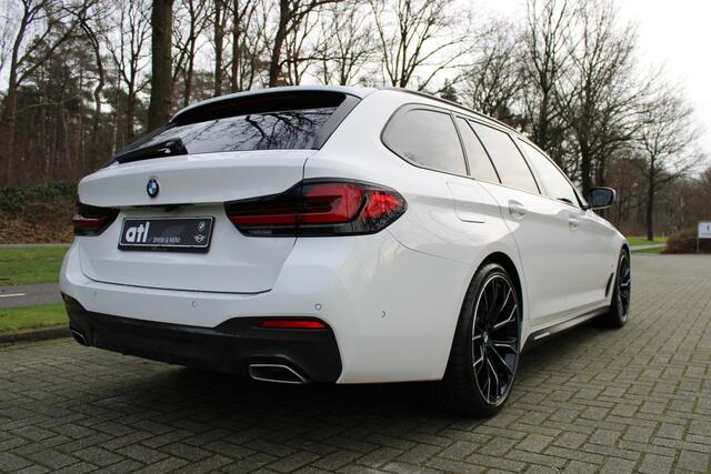 BMW 5-SERIE Touring 520i STAGE 1: 252pk, M-sportpakket, Keyless, Sportstoelen, Adaptieve LED koplampen, Achteruitrijcamera, Grootlichtassistent, Apple Carplay, HIFI, DAB, Driving Assistent, Live Cockpit Proffesional, Draadloos laden, etc.