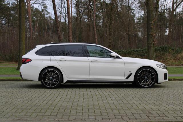 BMW 5-SERIE Touring 520i STAGE 1: 252pk, M-sportpakket, Keyless, Sportstoelen, Adaptieve LED koplampen, Achteruitrijcamera, Grootlichtassistent, Apple Carplay, HIFI, DAB, Driving Assistent, Live Cockpit Proffesional, Draadloos laden, etc.