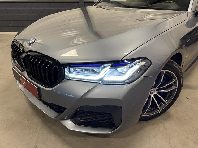 BMW 5-SERIE Touring 530e xDrive M-Sport BLUESTONE-METALLIC/PANO/H&K/HEAD-UP/LASER/KEYLESS/DISPLAY-KEY/CARPLAY/STANDKACHEL/SHADOW-LINE/PRIVACY/NET OH BEURT GEHAD BIJ BMW DEALER