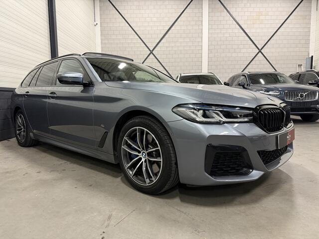BMW 5-SERIE Touring 530e xDrive M-Sport BLUESTONE-METALLIC/PANO/H&K/HEAD-UP/LASER/KEYLESS/DISPLAY-KEY/CARPLAY/STANDKACHEL/SHADOW-LINE/PRIVACY/NET OH BEURT GEHAD BIJ BMW DEALER