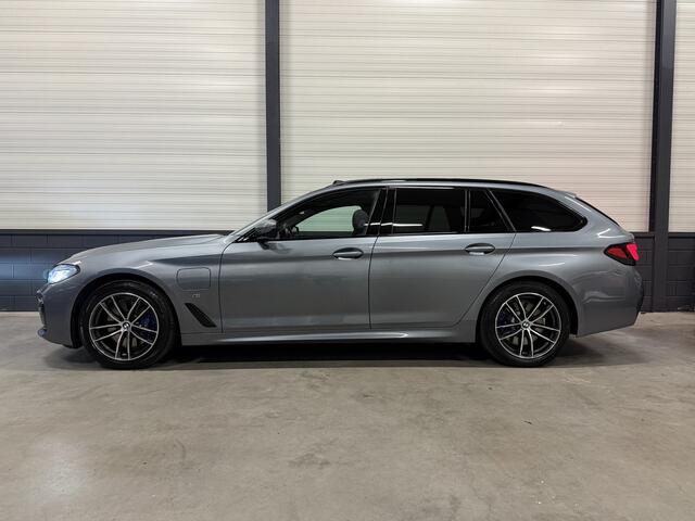 BMW 5-SERIE Touring 530e xDrive M-Sport BLUESTONE-METALLIC/PANO/H&K/HEAD-UP/LASER/KEYLESS/DISPLAY-KEY/CARPLAY/STANDKACHEL/SHADOW-LINE/PRIVACY/NET OH BEURT GEHAD BIJ BMW DEALER