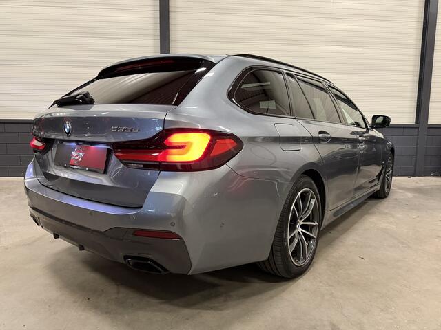 BMW 5-SERIE Touring 530e xDrive M-Sport BLUESTONE-METALLIC/PANO/H&K/HEAD-UP/LASER/KEYLESS/DISPLAY-KEY/CARPLAY/STANDKACHEL/SHADOW-LINE/PRIVACY/NET OH BEURT GEHAD BIJ BMW DEALER