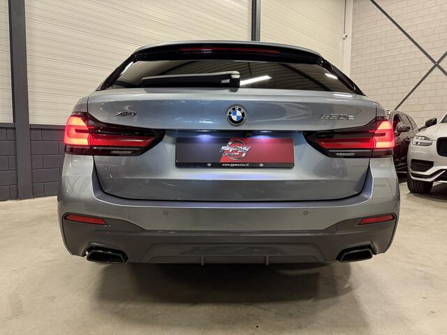 BMW 5-SERIE Touring 530e xDrive M-Sport BLUESTONE-METALLIC/PANO/H&K/HEAD-UP/LASER/KEYLESS/DISPLAY-KEY/CARPLAY/STANDKACHEL/SHADOW-LINE/PRIVACY/NET OH BEURT GEHAD BIJ BMW DEALER