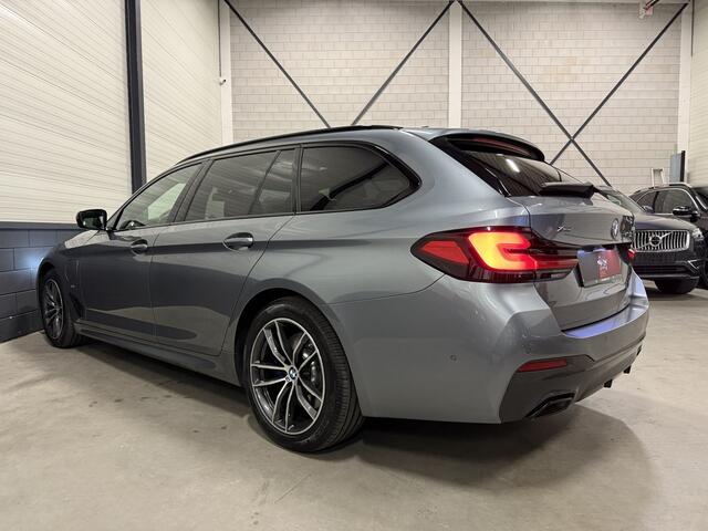 BMW 5-SERIE Touring 530e xDrive M-Sport BLUESTONE-METALLIC/PANO/H&K/HEAD-UP/LASER/KEYLESS/DISPLAY-KEY/CARPLAY/STANDKACHEL/SHADOW-LINE/PRIVACY/NET OH BEURT GEHAD BIJ BMW DEALER