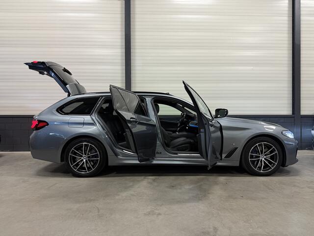 BMW 5-SERIE Touring 530e xDrive M-Sport BLUESTONE-METALLIC/PANO/H&K/HEAD-UP/LASER/KEYLESS/DISPLAY-KEY/CARPLAY/STANDKACHEL/SHADOW-LINE/PRIVACY/NET OH BEURT GEHAD BIJ BMW DEALER