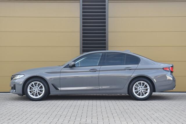 BMW 5-SERIE 520i Business Edition Plus * Comfort stoelen * Laser * Leder * Live cockpit * Grootlicht assistent *