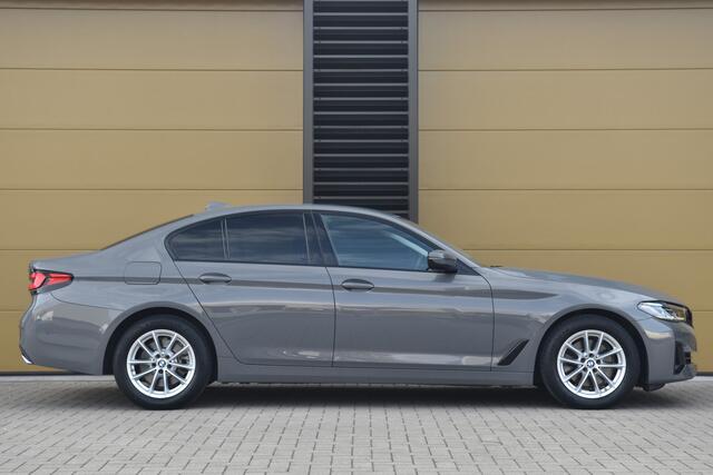 BMW 5-SERIE 520i Business Edition Plus * Comfort stoelen * Laser * Leder * Live cockpit * Grootlicht assistent *