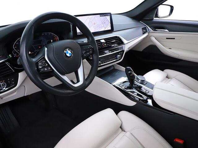 BMW 5-SERIE Touring 520i High Executive | Pano | Leder | 04-2021 86.473 KM