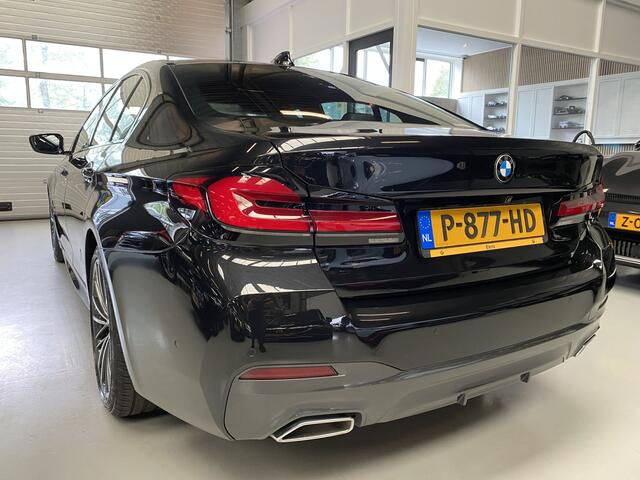 BMW 5-SERIE 520i Business Edition Plus M pakket, Pano, 19inch Sfeerverlichting