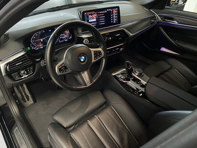 BMW 5-SERIE 520i Business Edition Plus M pakket, Pano, 19inch Sfeerverlichting