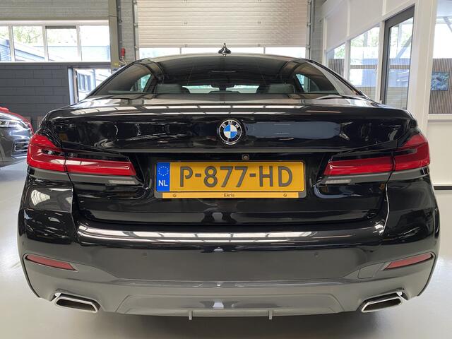 BMW 5-SERIE 520i Business Edition Plus M pakket, Pano, 19inch Sfeerverlichting