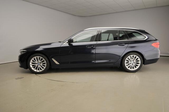 BMW 5-SERIE Touring 520i | LED | Leder | HUD | Schuifdak | Comfortzetels | stoelverwarming | Chrome line | DAB | Hifi speakers | Alu 18 inch