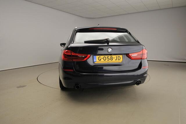 BMW 5-SERIE Touring 520i | LED | Leder | HUD | Schuifdak | Comfortzetels | stoelverwarming | Chrome line | DAB | Hifi speakers | Alu 18 inch