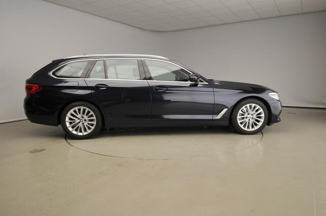 BMW 5-SERIE Touring 520i | LED | Leder | HUD | Schuifdak | Comfortzetels | stoelverwarming | Chrome line | DAB | Hifi speakers | Alu 18 inch