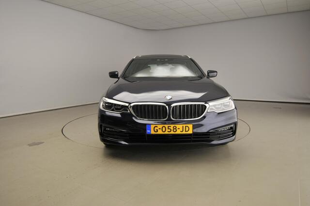 BMW 5-SERIE Touring 520i | LED | Leder | HUD | Schuifdak | Comfortzetels | stoelverwarming | Chrome line | DAB | Hifi speakers | Alu 18 inch