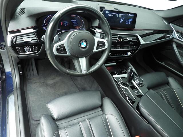 BMW 5-SERIE Touring 520i | LED | Leder | HUD | Schuifdak | Comfortzetels | stoelverwarming | Chrome line | DAB | Hifi speakers | Alu 18 inch