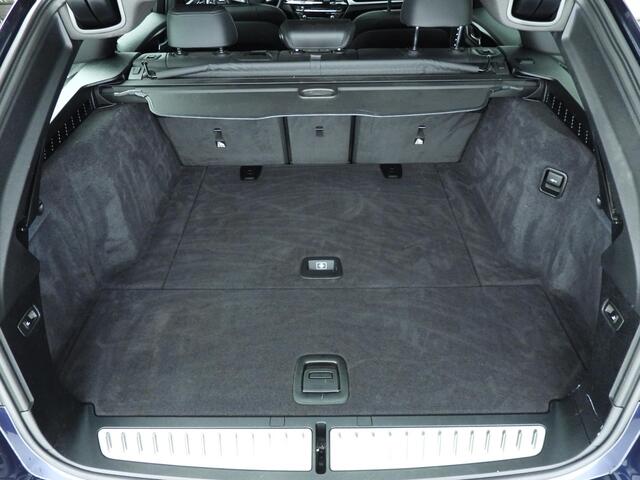 BMW 5-SERIE Touring 520i | LED | Leder | HUD | Schuifdak | Comfortzetels | stoelverwarming | Chrome line | DAB | Hifi speakers | Alu 18 inch