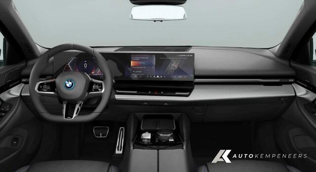 BMW 5-SERIE 530e xDrive M Sport Pro | Shadow | Harman/Kardon | Trekhaak | Iconic Glow | Driving Ass. | Adap. led | 19' Inch |