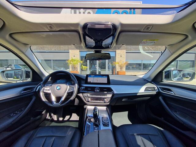 BMW 5-SERIE Touring 518d High Executive Edition *Panodak* Carplay / Leder / Afn. Trekhaak / Camera / Stoelverwarming / Cruise / Navigatie / 17'' LMV