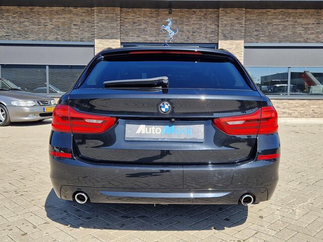 BMW 5-SERIE Touring 518d High Executive Edition *Panodak* Carplay / Leder / Afn. Trekhaak / Camera / Stoelverwarming / Cruise / Navigatie / 17'' LMV