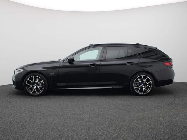 BMW 5-SERIE Touring 530e xDrive M-Sport 292PK AUT8 Keyless, Surround Camera, Head-Up Display, Hifi, Panoramadak, Trekhaak, 19" LM Velgen