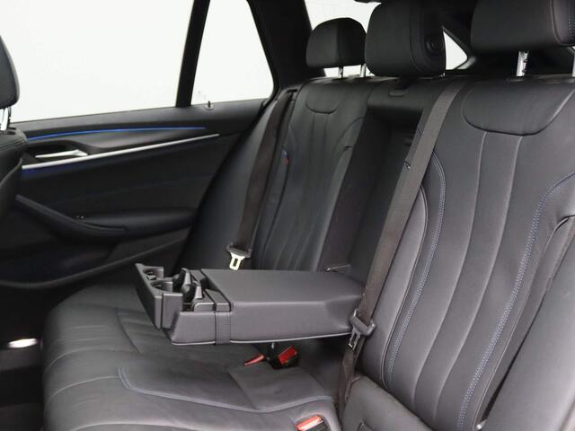 BMW 5-SERIE Touring 530e xDrive M-Sport 292PK AUT8 Keyless, Surround Camera, Head-Up Display, Hifi, Panoramadak, Trekhaak, 19" LM Velgen