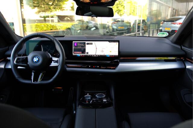 BMW 5-SERIE Touring 530e High Executive M Sport Automaat / Panoramadak / Trekhaak / Comfort Access / Stoelventilatie / Adaptieve LED / Harman Kardon / Live Cockpit Professional
