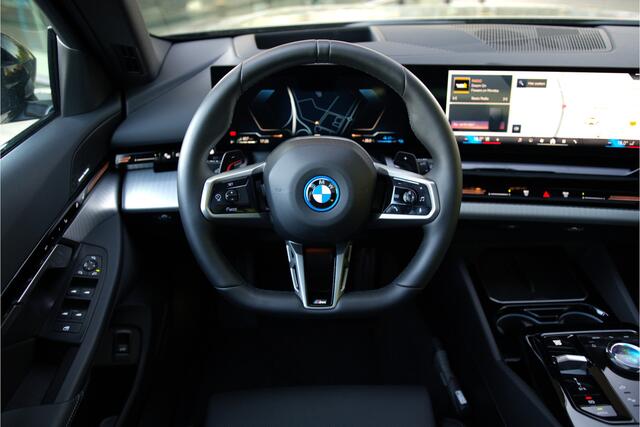 BMW 5-SERIE Touring 530e High Executive M Sport Automaat / Panoramadak / Trekhaak / Comfort Access / Stoelventilatie / Adaptieve LED / Harman Kardon / Live Cockpit Professional