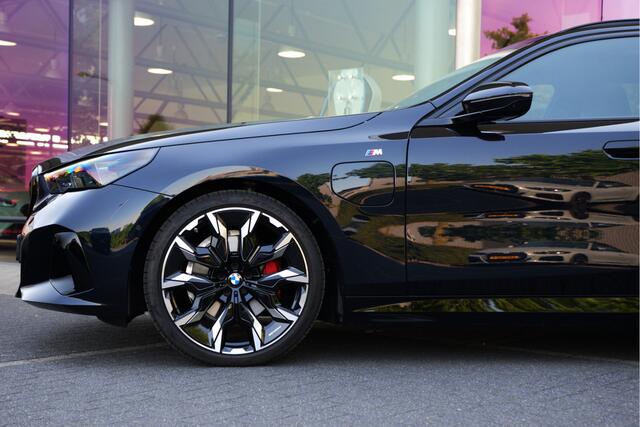 BMW 5-SERIE Touring 530e High Executive M Sport Automaat / Panoramadak / Trekhaak / Comfort Access / Stoelventilatie / Adaptieve LED / Harman Kardon / Live Cockpit Professional