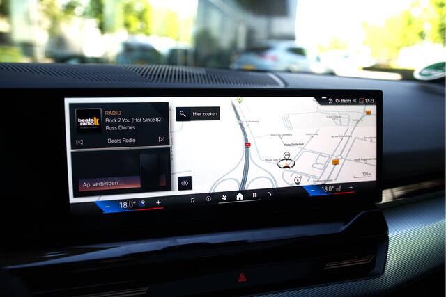 BMW 5-SERIE Touring 530e High Executive M Sport Automaat / Panoramadak / Trekhaak / Comfort Access / Stoelventilatie / Adaptieve LED / Harman Kardon / Live Cockpit Professional