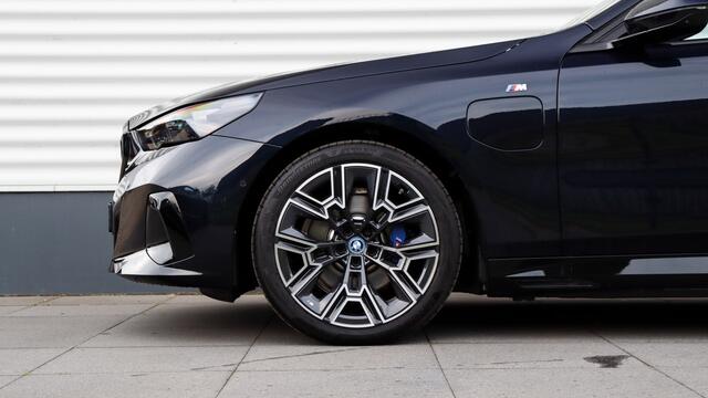 BMW 5-SERIE Touring 530e xDrive Touring M Sport Pro | Bowers & Wilkins | Stoelventilatie | Adaptief onderstel Professional | Trekhaak | Panoramadak