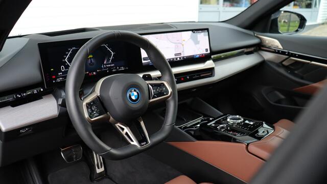BMW 5-SERIE Touring 530e xDrive Touring M Sport Pro | Bowers & Wilkins | Stoelventilatie | Adaptief onderstel Professional | Trekhaak | Panoramadak