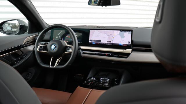 BMW 5-SERIE Touring 530e xDrive Touring M Sport Pro | Bowers & Wilkins | Stoelventilatie | Adaptief onderstel Professional | Trekhaak | Panoramadak