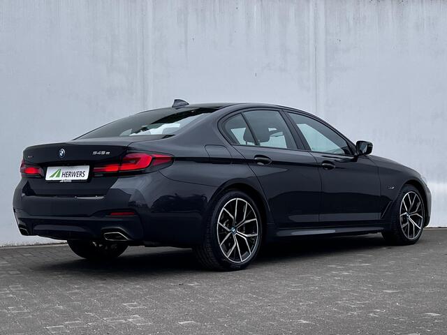 BMW 5-SERIE 545e xDrive Executive Automaat / Dealer onderhouden / 6 cilinder / Accu SoH 92% / M sportpakket xDrive / Trekgewicht 2.000 kg / EAER 55 km / Adapt. CC / Neerklapbare bank met ski-luik /