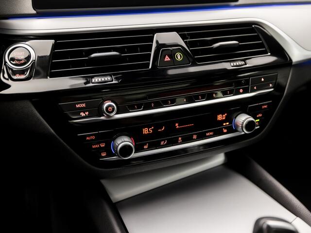 BMW 5-SERIE Touring 520d Executive 191Pk Automaat (PANORAMADAK, VIRTUAL COCKPIT, APPLE CARPLAY, SFEERVERLICHTING, GROOT NAVI, LEDER, ELEK SPORTSTOELEN, STOELVERWARMING, ELEK ACHTERKLEP, GETINT GLAS, TREKHAAK, NIEUWE APK, NIEUW