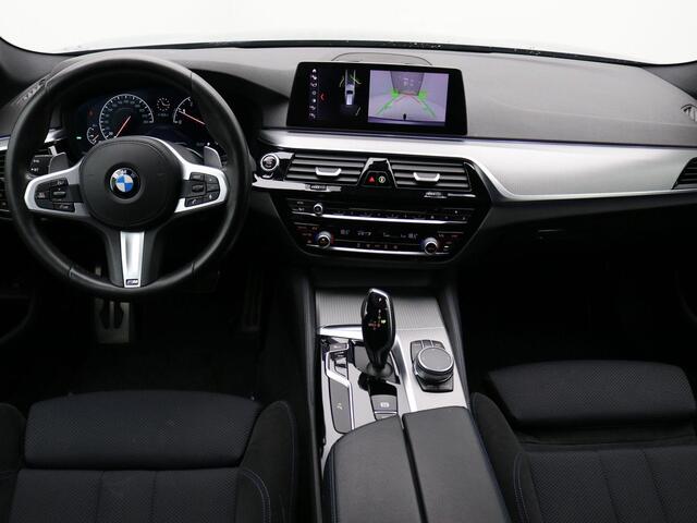 BMW 5-SERIE Touring 520i High Executive / Automatische Achterklep / Trekhaak / Elektrisch bestuurdersstoel met geheugen functie / LMV / Navigatie / Cruise Control / Complete Historie aanwezig / Privacy Glass /