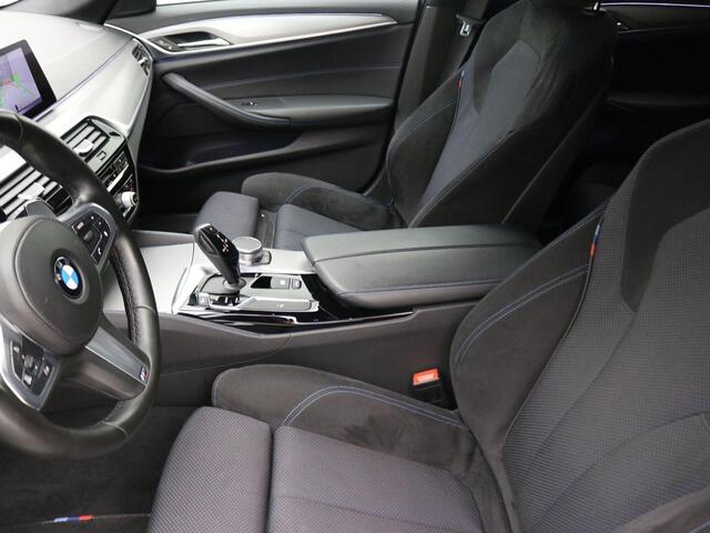 BMW 5-SERIE Touring 520i High Executive / Automatische Achterklep / Trekhaak / Elektrisch bestuurdersstoel met geheugen functie / LMV / Navigatie / Cruise Control / Complete Historie aanwezig / Privacy Glass /
