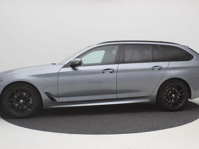 BMW 5-SERIE Touring 520i High Executive / Automatische Achterklep / Trekhaak / Elektrisch bestuurdersstoel met geheugen functie / LMV / Navigatie / Cruise Control / Complete Historie aanwezig / Privacy Glass /